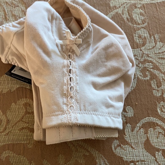 Bali NWT 42DD bra - nude - Picture 4 of 4